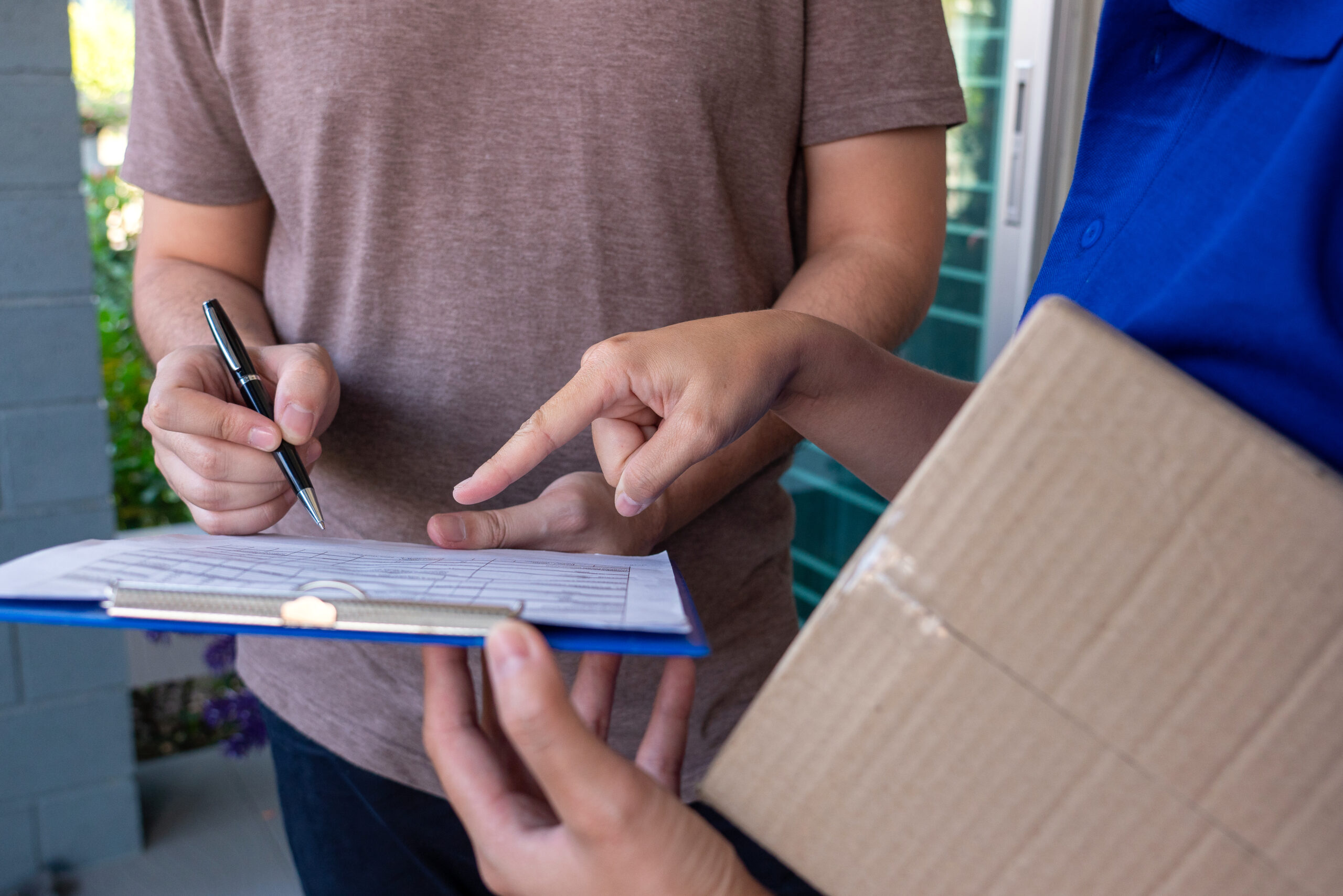 Livraison homme uniforme bleu scaled